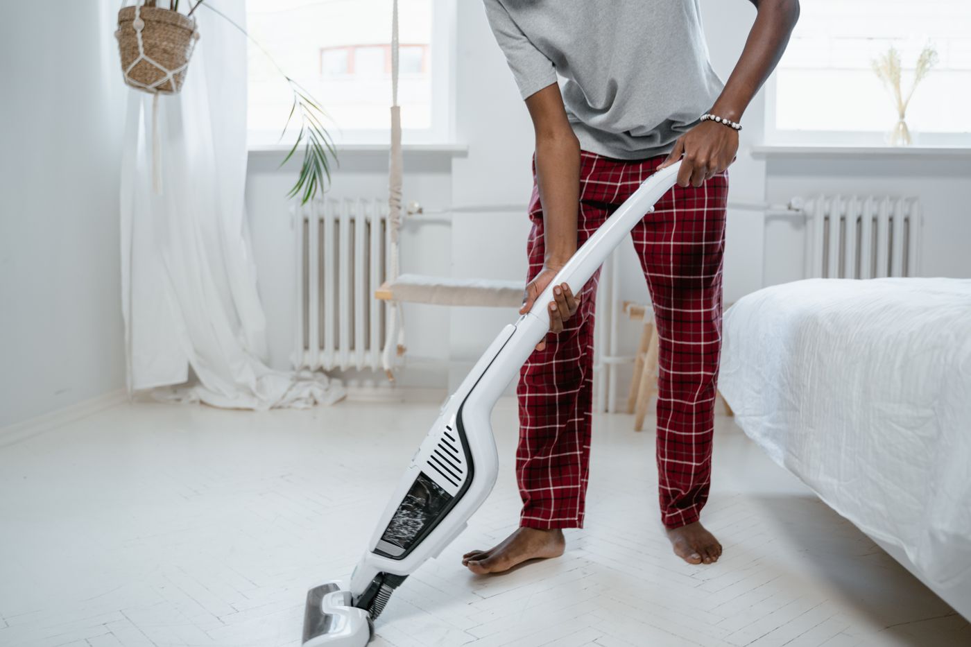 Ladekabel fällt hinter das Bett: Praktische Befestigungen